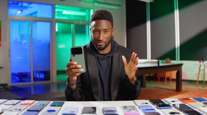 Bắt đầu từ năm 2014, YouT uber công nghệ nổi tiếng với hơn 20 triệu subscriber MKBHD (Marques Brownlee) đã khởi xướng giải thưởng Smartphone Award. Anh tỉ mỉ lựa chọn từng sản phẩm tốt nhất trong mỗi hạng mục sau khi tiến hành thử nghiệm toàn diện tất cả các sản phẩm đáng chú ý ra mắt khắp nơi trên thế giới. Đây là một trong những giải thưởng cá nhân uy tín nhất trong làng công nghệ di động, thường được cộng đồng quan tâm vì đánh giá khách quan và chi tiết.