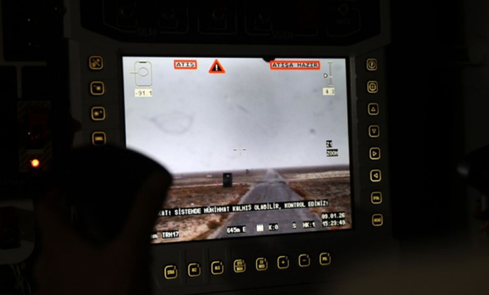 Báo cáo cho thấy các bộ pin được gắn ở cả hai bên xe hỗ trợ phạm vi hoạt động khoảng 150 km, tùy thuộc vào địa hình, trong khi nguồn điện từ máy phát điện trên xe có thể mở rộng phạm vi lên đến 650 km. Quan trọng hơn, báo cáo cũng lưu ý rằng máy phát điện có thể cung cấp điện trong khi xe vẫn đang di chuyển, giảm thiểu tổn thất vận hành do phải phụ thuộc vào trạm sạc cố định.