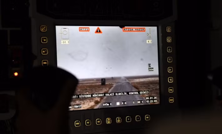 Báo cáo cho thấy các bộ pin được gắn ở cả hai bên xe hỗ trợ phạm vi hoạt động khoảng 150 km, tùy thuộc vào địa hình, trong khi nguồn điện từ máy phát điện trên xe có thể mở rộng phạm vi lên đến 650 km. Quan trọng hơn, báo cáo cũng lưu ý rằng máy phát điện có thể cung cấp điện trong khi xe vẫn đang di chuyển, giảm thiểu tổn thất vận hành do phải phụ thuộc vào trạm sạc cố định.