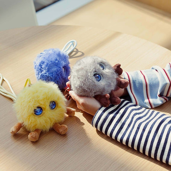 Sản phẩm được làm từ vải nhung mềm mại kết hợp với silicon, nhựa và các linh kiện điện tử bên trong, tạo nên một người bạn đồng hành thoải mái và giàu cảm xúc.