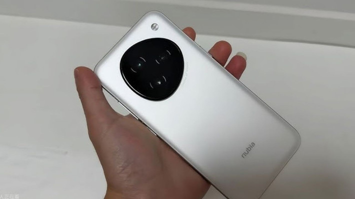 Thiết bị này hiện chỉ có một phiên bản cấu hình duy nhất là 16GB RAM, 512GB bộ nhớ, trang bị chipset Snapdragon 8 Elite của Qualcomm và màn hình LTPO 6,78 inch. Sau thông báo chính thức về việc điện thoại Doubao thế hệ đầu tiên đã bán hết, các nguồn tin cho hay thiết bị này có thể sẽ không được đưa vào sản xuất quy mô lớn.