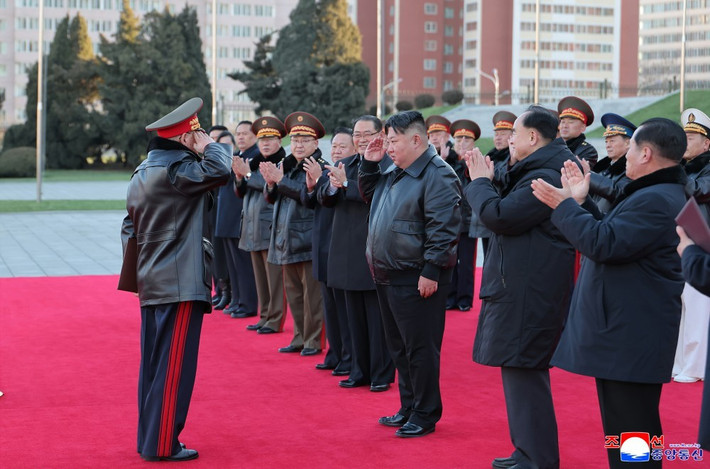 Một cán bộ của doanh nghiệp sản xuất vũ khí đã trình bày báo cáo. 50 hệ thống phóng rocket đa nòng cỡ 600mm mà công nhân của doanh nghiệp đã sản xuất thêm trong hai tháng