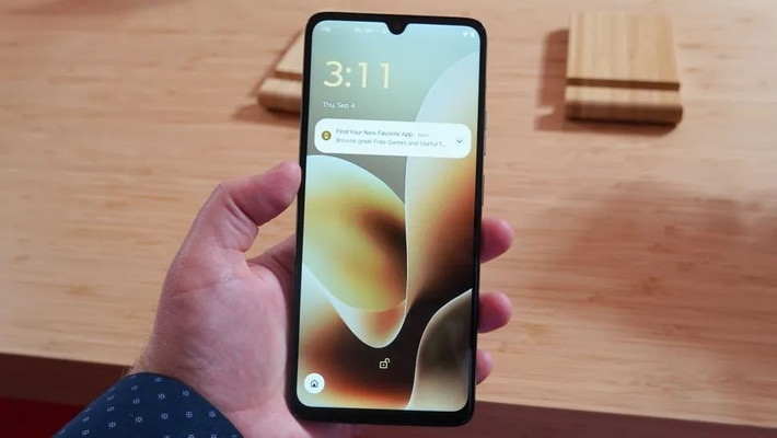 Điểm mạnh cốt lõi và là trọng tâm quảng bá của G06 Power là viên pin 7000 mAh, dung lượng lớn nhất mà Motorola từng trang bị trong phân khúc này. Các trang công nghệ quốc tế dành nhiều lời khen ngợi cho khả năng duy trì năng lượng của thiết bị.