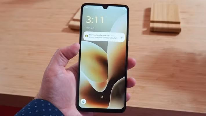 Điểm mạnh cốt lõi và là trọng tâm quảng bá của G06 Power là viên pin 7000 mAh, dung lượng lớn nhất mà Motorola từng trang bị trong phân khúc này. Các trang công nghệ quốc tế dành nhiều lời khen ngợi cho khả năng duy trì năng lượng của thiết bị.