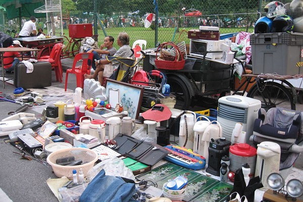 Giữa thời buổi ai cũng săn đồ thông minh, tiện lợi với giá tốt, không ít người tưởng mình đã "mua hời" khi mang về những món được quảng cáo rầm rộ trên mạng: nào là nồi chiên không dầu giúp ăn sạch sống khỏe, điều hòa mini cá nhân, quạt không cánh an toàn cho trẻ nhỏ, hay kem đánh răng than hoạt tính cho hàm răng trắng sáng thần kỳ. Nhưng đến lúc sử dụng thực tế, nhiều người mới "vỡ mộng": tiền mất, hiệu quả chẳng thấy đâu.