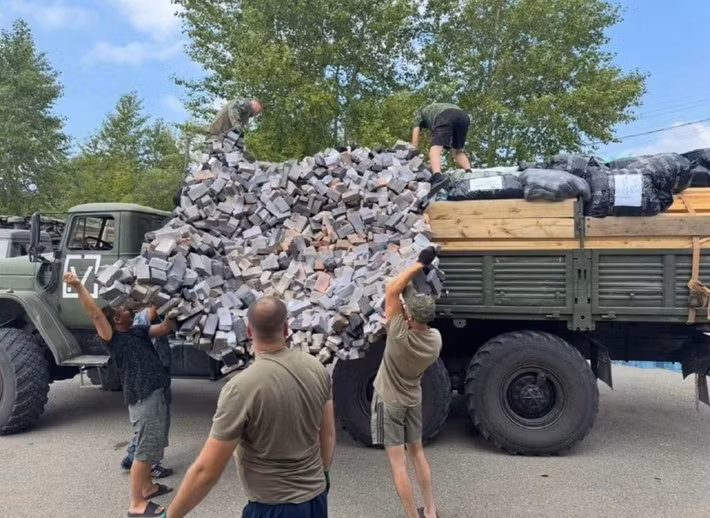 Các tấm lưới ngụy trang được thiết kế giống như phế thải xây dựng, bao gồm các mảnh gạch và bê tông, đã xuất hiện dọc theo chiến tuyến Nga-Ukraine.