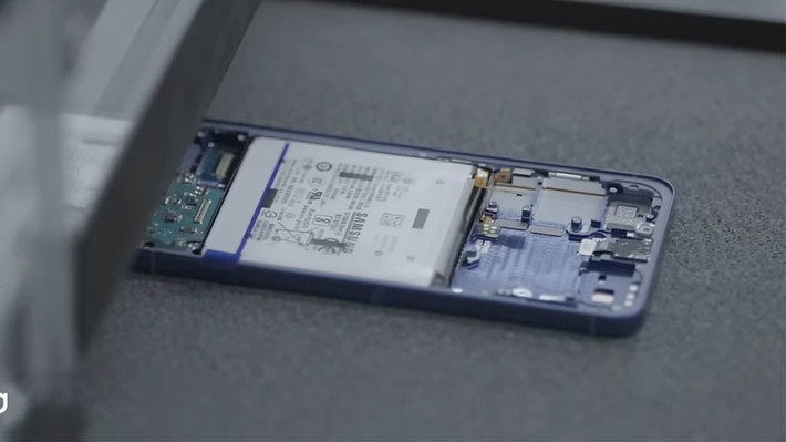 Samsung lấy pin và khả năng sạc từ mẫu Galaxy S25 cơ bản, khi Galaxy S25 Edge sạc ở mức 25W bằng cáp và 15W không dây. Đáng chú ý là 25W chậm hơn nhiều so với Plus và Ultra, cả hai đều sạc ở mức 45W. Pin của Galaxy S25 Edge thực tế thậm chí còn nhỏ hơn pin của Galaxy S25, mặc dù điện thoại lớn hơn đáng kể với màn hình có độ phân giải cao hơn.