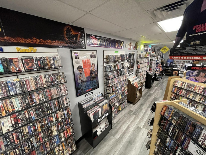 “Những người ‘sưu tầm’ của chúng tôi cũng là người tiêu dùng, nghĩa là họ thực sự xem các sản phẩm vật lý của mình. Tôi không gặp nhiều trường hợp người mua hàng không có ý định thưởng thức các cuốn băng hoặc thậm chí bán lại chúng để kiếm lời,” Joe Smith, quản lý của Station 1 Books and Records ở Pompton Lakes, nói với NJ.com.