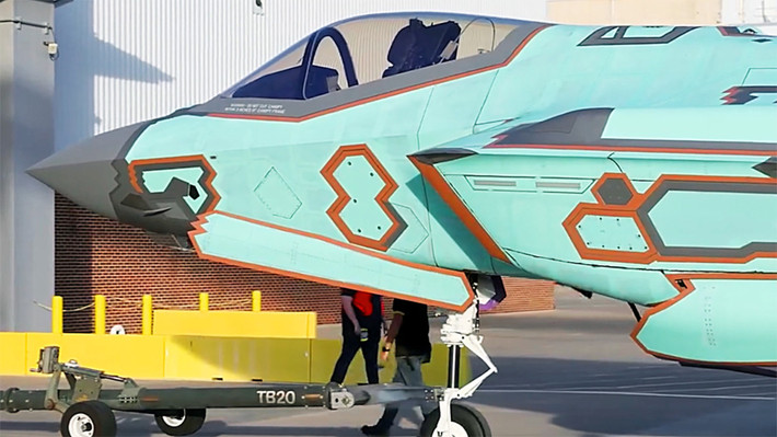 Trong số khoảng 2.300 chiếc F-35 chưa được giao cho khách hàng, Taiclet ước tính có thể có từ 1.000 đến 1.500 chiếc được giao dưới dạng phiên bản "thế hệ thứ năm cộng", ngay cả khi các hạn chế xuất khẩu không cho phép người mua quốc tế mua cấu hình này.