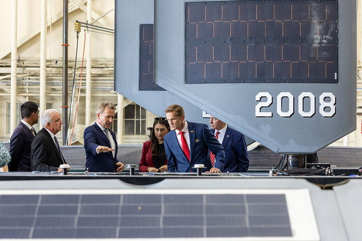 Saildrone sẽ đảm nhận vai trò đóng tàu, còn Lockheed Martin chịu trách nhiệm tích hợp thiết bị. Hai bên dự kiến tiến hành các cuộc trình diễn bắn đạn thật vào năm 2026.