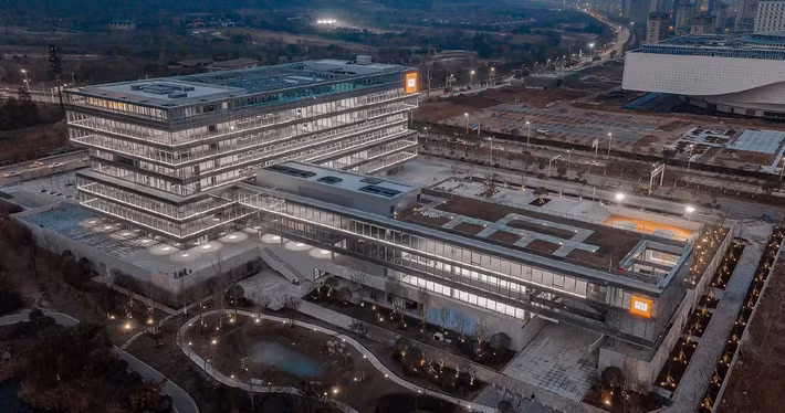 Tọa lạc tại Khu phát triển công nghệ cao Đông Hồ (Vũ Hán), nhà máy này còn gây kinh ngạc bởi tiến độ xây dựng “thần tốc”.