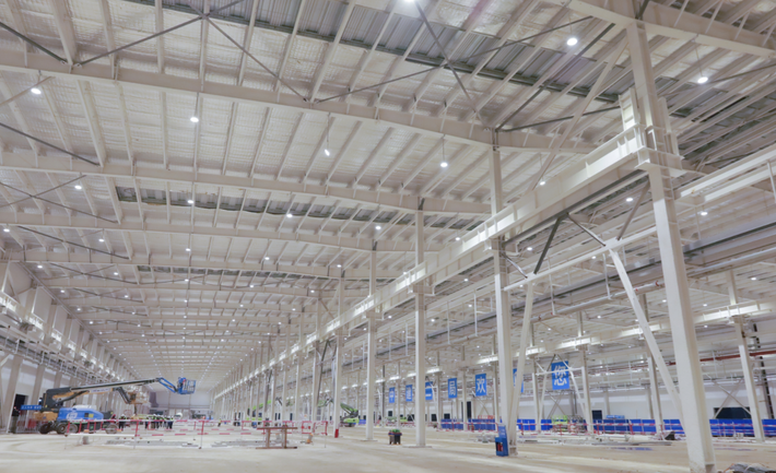 Khác với quy trình truyền thống thường chỉ kiểm tra xác suất linh kiện, nhà máy của Xiaomi ứng dụng thị giác máy tính (AI Vision) để kiểm định 100% linh kiện cốt lõi.