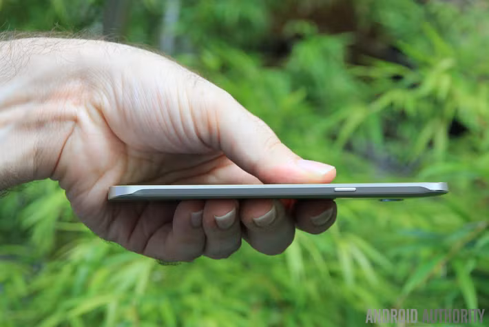 Samsung giới thiệu Galaxy A8 vào năm 2015 với độ dày chỉ 5,9mm, trở thành mẫu điện thoại mỏng nhất mà hãng từng sản xuất trước khi S25 Edge tiếm ngôi. Với thiết kế kim loại nguyên khối, màn hình Super AMOLED và camera 16MP, Galaxy A8 thể hiện sự thay đổi rõ rệt của Samsung trong triết lý thiết kế mỏng nhẹ. 