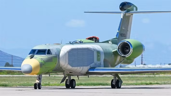 Trong thời gian dài, tác chiến điện tử của Mỹ tồn tại một điểm yếu: tốc độ nền tảng không tương xứng với yêu cầu nhiệm vụ. EC-130H bị hạn chế do động cơ cánh quạt: tốc độ chậm, trần bay thấp, rất dễ trở thành mục tiêu cho hỏa lực đánh chặn.