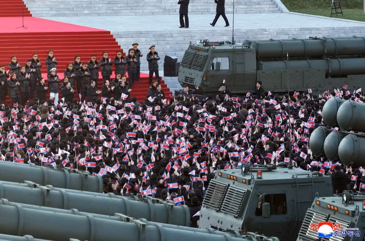 Giới phân tích Hàn Quốc nhận định việc tổ chức lễ bàn giao với sự tham dự trực tiếp của nhà lãnh đạo Triều Tiên cho thấy khả năng hệ thống phóng rocket đa nòng 600mm phiên bản mới sẽ sớm được triển khai trong thực tế.