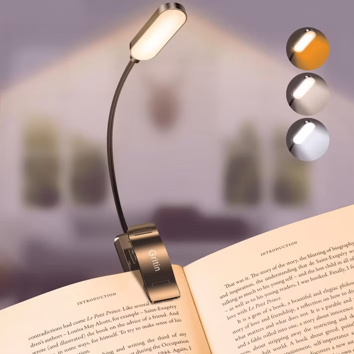Bất kỳ ai thích đọc sách nhiều, đôi khi đến tận khuya, sẽ thích thú với tiện ích nhỏ này: một chiếc đèn đọc sách mà bạn có thể dễ dàng kẹp vào sách. Có thể không phải là một đột phá, nhưng rất tiện lợi nếu bạn không muốn việc mình đọc giữa đêm lại gây phiền cho người khác. Nhiều loại đèn có thể thay đổi màu cho phù hợp với sự tương thích của mắt và chức năng điều chỉnh lượng ánh sáng cần thiết.
