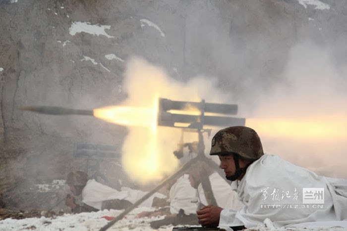 Hình ảnh do nhà quan sát quốc phòng Jesus Roman công bố cho thấy loại vũ khí được một đơn vị Phòng thủ Hóa học và Kỹ thuật sử dụng — một đội hình có nhiệm vụ hoạt động trong môi trường nguy hiểm và phá vỡ các vị trí kiên cố. Hệ thống phóng rocket đa nòng hiếm thấy được quân đội Trung Quốc sử dụng. Ảnh: Jesus Roman