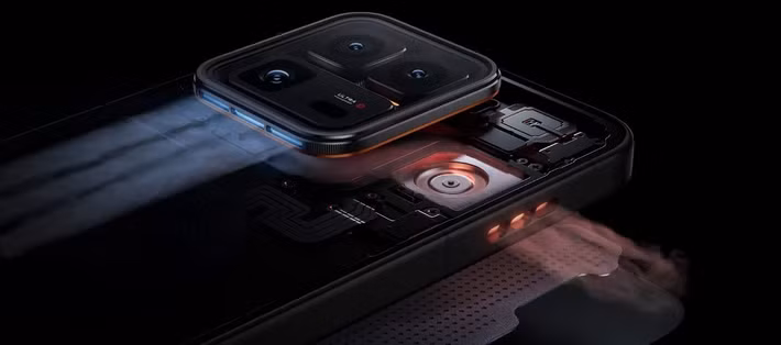 Về camera, iQOO 15 Ultra sở hữu cụm ba camera sau 50 MP gồm camera chính IMX921 kích thước 1/1,56 inch có OIS CIPA 4.5, camera tele 3x 50 MP kích thước 1/1,95 inch khẩu độ f/2.65 cũng có OIS và camera góc siêu rộng 50 MP góc nhìn 107 độ. Camera trước có độ phân giải 32 MP khẩu độ f/2.2. Cấu hình camera này gần như giống hệt iQOO 15.