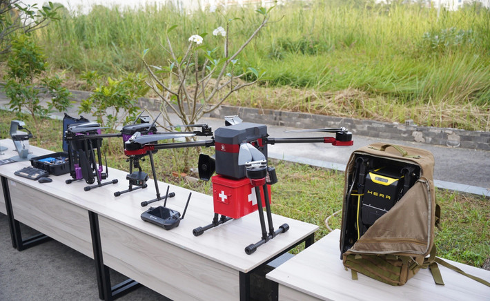 Nghị định cũng yêu cầu người điều khiển phải đăng ký thiết bị với cơ quan chức năng, từ đủ 18 tuổi, không sử dụng rượu bia, chất kích thích, và đối với người nước ngoài, phải có người bảo lãnh là công dân Việt Nam.