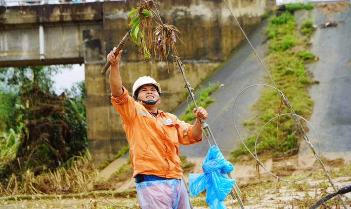 Tại các xã khu vực miền núi gồm Sơn Hà, Sơn Tây, Sơn Tây Hạ và Sơn Tây Thượng, toàn bộ cán bộ, nhân viên Đội Quản lý Điện lực Sơn Hà (Công ty Điện lực Quảng Ngãi) đã đồng loạt ra quân khắc phục sự cố lưới điện.