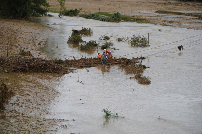 Tại khu vực ven sông Rin, thuộc thôn Đăk Tăm (xã Sơn Hà), cán bộ, nhân viên của Đội Quản lý Điện lực Sơn Hà đã tập trung phát dọn cây cối ngã đổ, rác trôi vướng vào đường dây điện, khẩn trương đấu nối lại đường dây bị đứt, dựng lại một số trụ bị nghiêng, kiểm tra kỹ thuật, cấp điện trở lại.