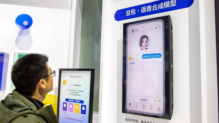 Doubao không chỉ hiểu nhu cầu của người dùng mà còn có thể mô phỏng các thao tác tương tác như chạm, vuốt, và gõ phím, tự động vận hành các ứng dụng trên điện thoại như một con người.