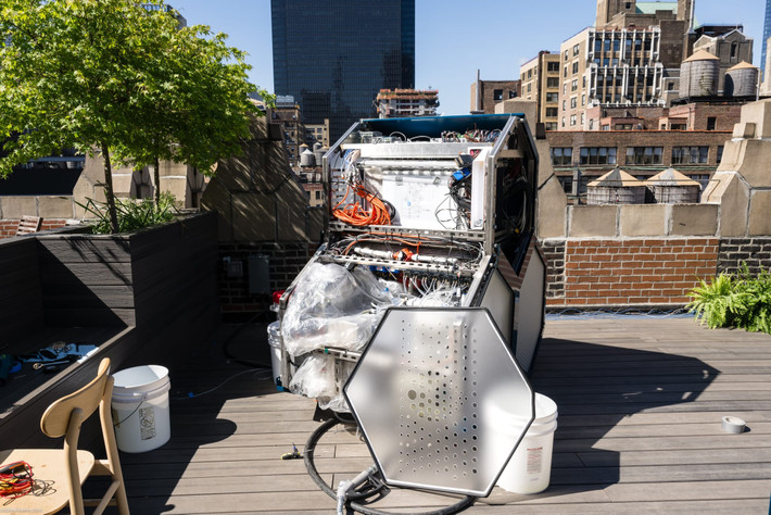 Tại khu phố Garment District của quận Manhattan ở thành phố New York, công ty Aircela ra mắt cỗ máy sản xuất xăng trực tiếp từ không khí. Thiết bị nhỏ gọn dạng module, có kích thước tương đương tủ lạnh, kết hợp thu thập không khí trực tiếp và tổng hợp nhiên liệu tại chỗ trong một hệ thống. Nó hoạt động bằng điện tái tạo và tạo ra xăng hoàn toàn tương thích với các động cơ có sẵn, không cần điều chỉnh thêm.