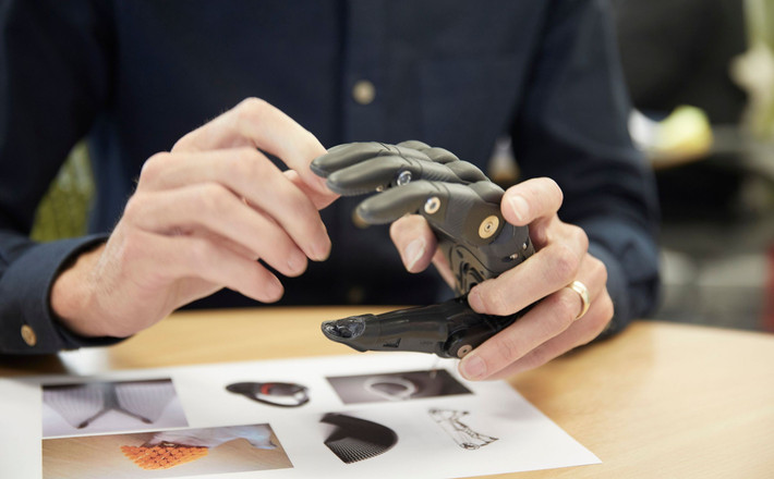 Thành tựu này của Đại học Utah không đứng riêng lẻ trong dòng chảy công nghệ. Trước đó, vào tháng 5 năm 2025, các nhà nghiên cứu Hàn Quốc cũng đã giới thiệu một mẫu bàn tay robot siêu nhẹ với khả năng cầm nắm thích ứng. Điều này cho thấy xu hướng toàn cầu đang tập trung mạnh mẽ vào việc làm cho các chi giả trở nên thông minh và linh hoạt hơn.