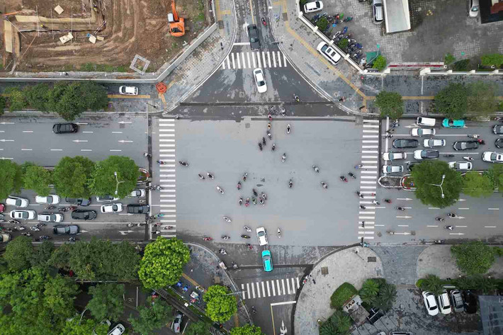 Theo đó, 2 camera AI trên phố Phạm Văn Bạch bắt đầu hoạt động từ ngày 24-9 và tại tuyến đường Lê Văn Lương (Hà Nội) cũng vừa được lắp đặt camera AI.