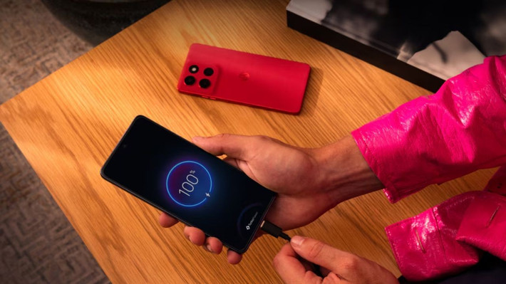 Điểm nhấn lớn nhất là cấu hình vượt trội trong tầm giá, pin lớn và sạc nhanh TurboPower lên đến 68 W. Ngôn ngữ thiết kế riêng biệt với lưng da vegan, khung nhôm chắc chắn. Đặc biệt, Motorola đánh mạnh vào trải nghiệm màn hình: tấm nền OLED cong tần số quét 144Hz mượt mà, độ sáng đỉnh 4.500 nits "out-trình" nhiều đối thủ.