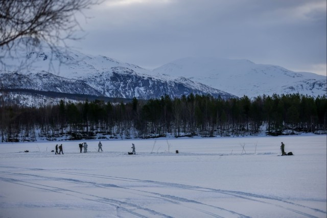 Lực lượng vũ trang Anh đóng vai trò trung tâm trong chiến lược Bắc Cực của NATO, với Hải quân Hoàng gia cung cấp các hoạt động tuần tra tàu ngầm, giám sát hàng hải và kinh nghiệm tác chiến dưới băng được tích lũy qua nhiều thập kỷ trong các hoạt động thời Chiến tranh Lạnh và hậu Chiến tranh Lạnh.