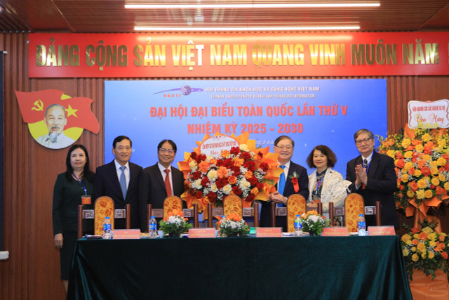 Chủ tịch VUSTA Phan Xuân Dũng: Muốn phát triển KHCN không thể thiếu thông tin - Hình 2 Chu tich VUSTA Phan Xuan Dung: Muon phat trien KHCN khong the thieu thong tin-Hinh-2