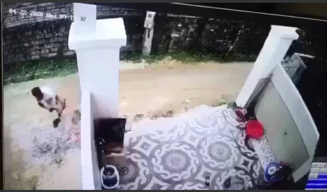 Lùi xe tải cán chết bé trai hơn 1 tuổi, tài xế bế thi thể khỏi hiện trường phi tang - Hình 2 Lui xe tai can chet be trai hon 1 tuoi, tai xe be thi the khoi hien truong phi tang-Hinh-2