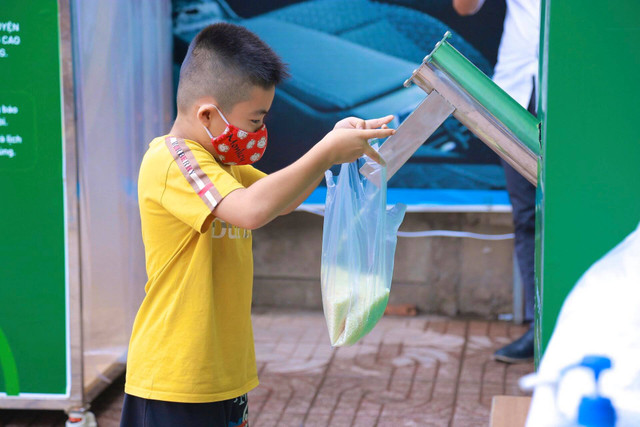 Tổng Giám đốc Tập đoàn Bình Minh lập điểm phát gạo miễn phí cho người nghèo ở quận Thủ Đức - Hình 2 Tong Giam doc Tap doan Binh Minh lap diem phat gao mien phi cho nguoi ngheo o quan Thu Duc-Hinh-2