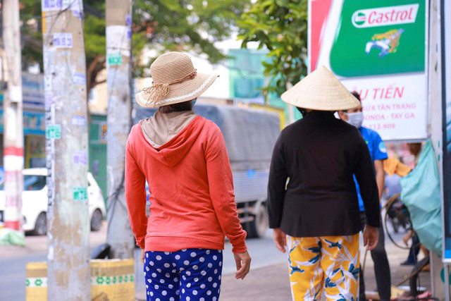 Tổng Giám đốc Tập đoàn Bình Minh lập điểm phát gạo miễn phí cho người nghèo ở quận Thủ Đức Tong Giam doc Tap doan Binh Minh lap diem phat gao mien phi cho nguoi ngheo o quan Thu Duc