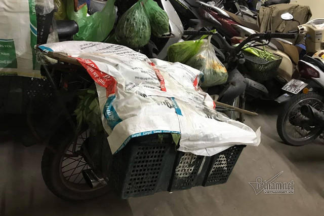 Phó chủ tịch phường nói 'con điên' với chị bán rau muốn truy người phát clip - Hình 2 Pho chu tich phuong noi 'con dien' voi chi ban rau muon truy nguoi phat clip-Hinh-2