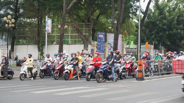 Đường phố Sài Gòn lại nhộn nhịp dù đang trong thời gian cách ly toàn xã hội Duong pho Sai Gon lai nhon nhip du dang trong thoi gian cach ly toan xa hoi