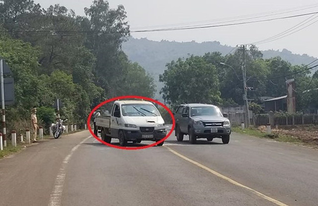 NÓNG: Một thanh niên cướp ô tô, đánh vào mặt CSGT để trốn cách ly NONG: Mot thanh nien cuop o to, danh vao mat CSGT de tron cach ly