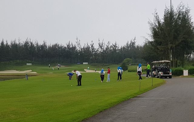 Chơi golf bất chấp lệnh cấm, FLC Sầm Sơn có thể bị xử lý như thế nào? Choi golf bat chap lenh cam, FLC Sam Son co the bi xu ly nhu the nao?