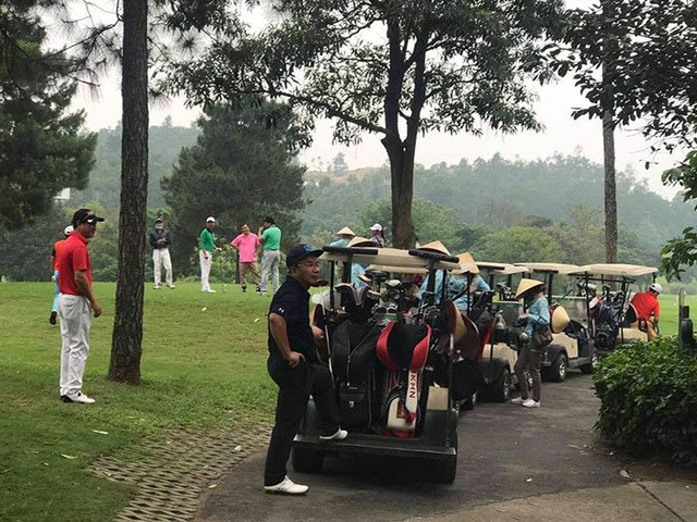 Chơi golf bất chấp lệnh cấm, FLC Sầm Sơn có thể bị xử lý như thế nào? - Hình 2 Choi golf bat chap lenh cam, FLC Sam Son co the bi xu ly nhu the nao?-Hinh-2