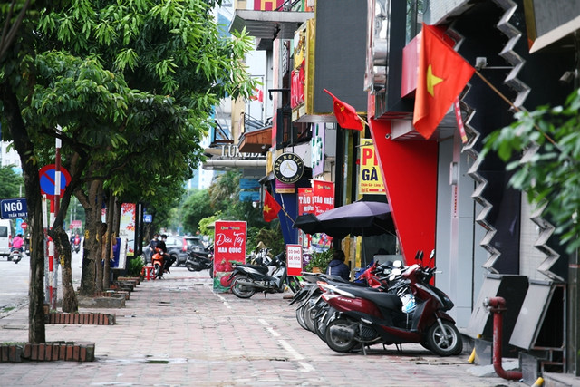 Sau cach ly, loat nha hang, quan an Ha Noi nhon nhip tro lai