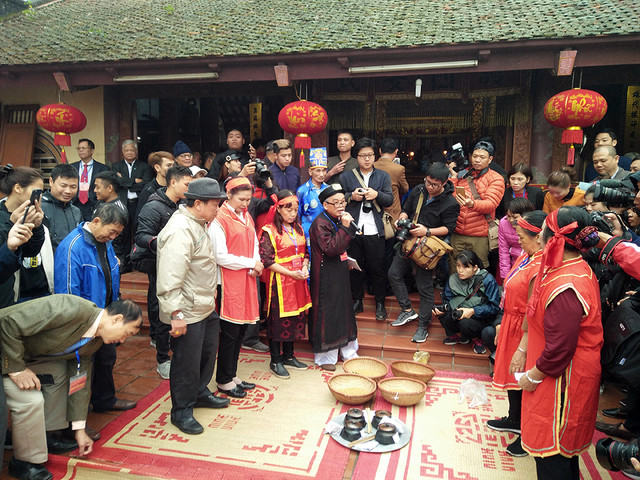 Ảnh: Khói lửa mù mịt trong lễ hội thổi cơm thi ở làng Thị Cấm - Hình 2 Anh: Khoi lua mu mit trong le hoi thoi com thi o lang Thi Cam-Hinh-2