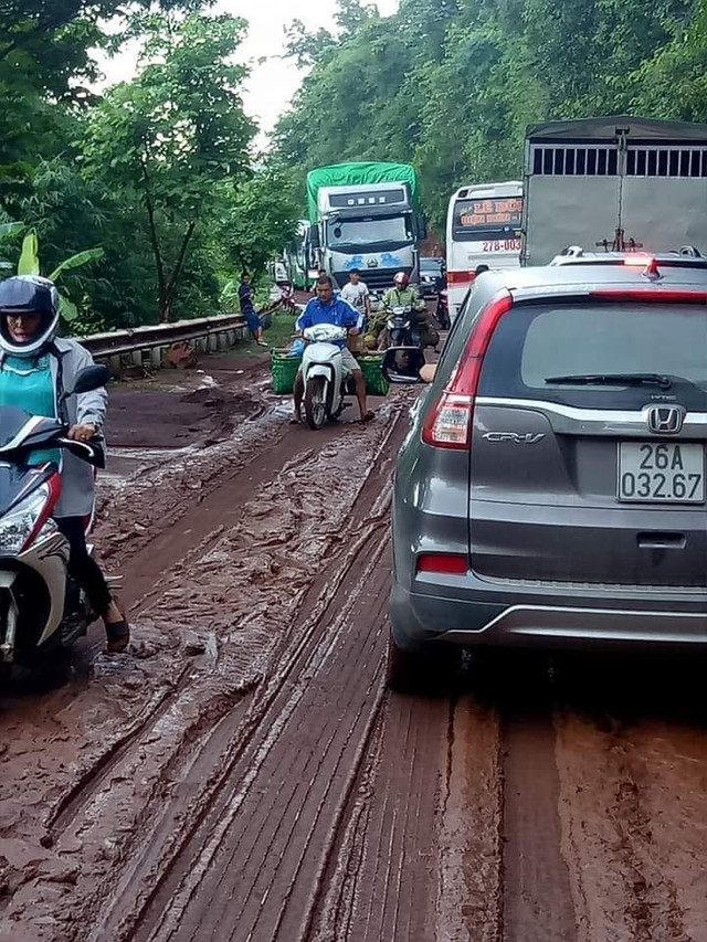 Mưa lớn bùn đất tràn mặt đường Quốc lộ 6, xe cộ dồn ứ - Hình 2 Mua lon bun dat tran mat duong Quoc lo 6, xe co don u-Hinh-2