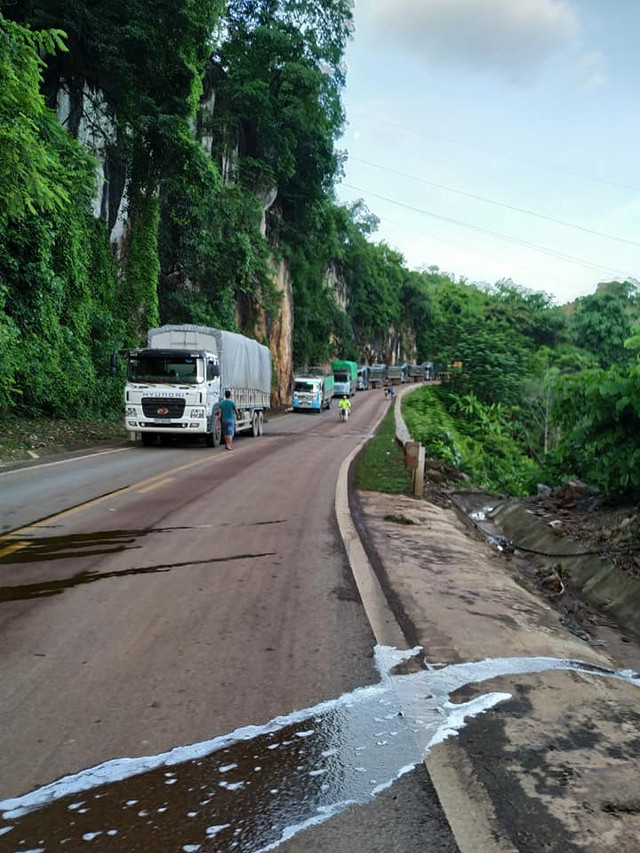 Mưa lớn bùn đất tràn mặt đường Quốc lộ 6, xe cộ dồn ứ - Hình 3 Mua lon bun dat tran mat duong Quoc lo 6, xe co don u-Hinh-3