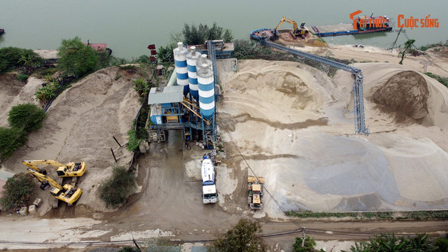 Huyện Gia Lâm nói gì vụ trạm trộn bê tông Hà Trang hết phép vẫn hoạt động? Huyen Gia Lam noi gi vu tram tron be tong Ha Trang het phep van hoat dong?