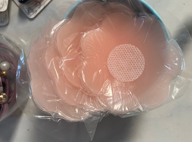 Lạm dụng miếng dán silicon, chị em dễ bị viêm nhiễm vòng 1 - Hình 2 Lam dung mieng dan silicon, chi em de bi viem nhiem vong 1-Hinh-2