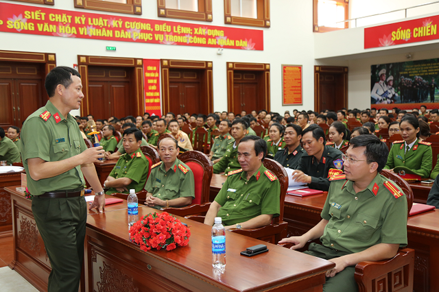 Những hình ảnh xông pha của Đại tá Vũ Hồng Văn tân Giám đốc Công an tỉnh Đồng Nai - Hình 8 Nhung hinh anh xong pha cua Dai ta Vu Hong Van tan Giam doc Cong an tinh Dong Nai-Hinh-8