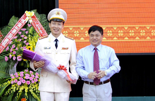 Những hình ảnh xông pha của Đại tá Vũ Hồng Văn tân Giám đốc Công an tỉnh Đồng Nai - Hình 2 Nhung hinh anh xong pha cua Dai ta Vu Hong Van tan Giam doc Cong an tinh Dong Nai-Hinh-2