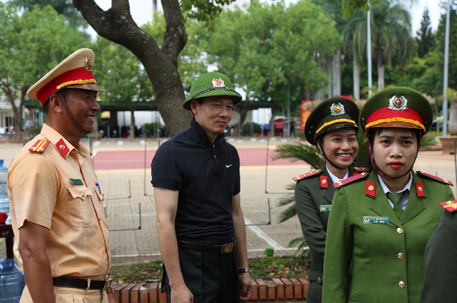 Những hình ảnh xông pha của Đại tá Vũ Hồng Văn tân Giám đốc Công an tỉnh Đồng Nai - Hình 9 Nhung hinh anh xong pha cua Dai ta Vu Hong Van tan Giam doc Cong an tinh Dong Nai-Hinh-9