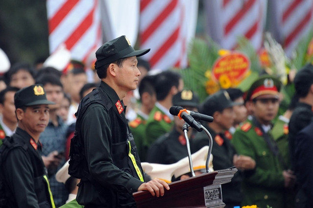 Những hình ảnh xông pha của Đại tá Vũ Hồng Văn tân Giám đốc Công an tỉnh Đồng Nai - Hình 7 Nhung hinh anh xong pha cua Dai ta Vu Hong Van tan Giam doc Cong an tinh Dong Nai-Hinh-7